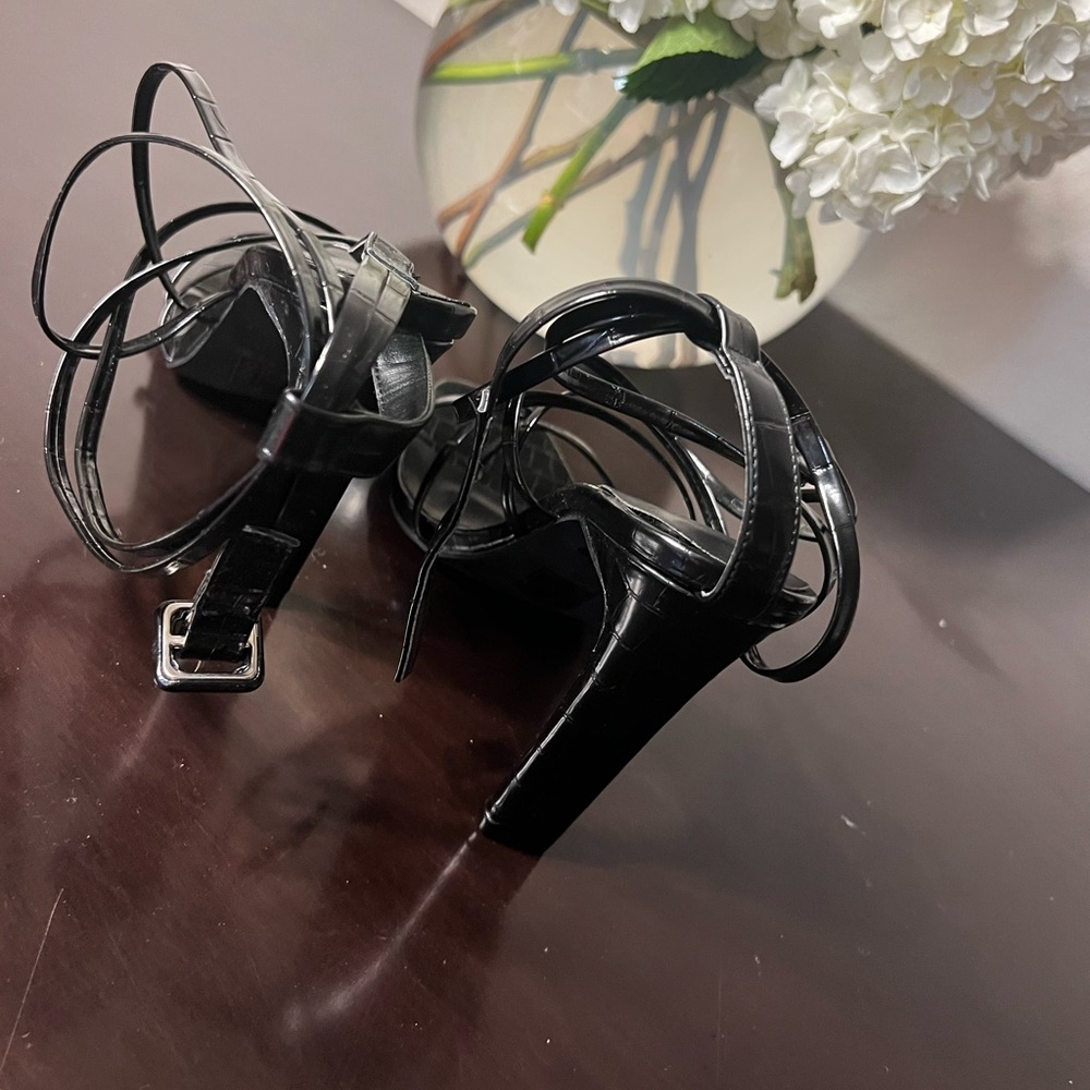 Miss Lola – Sexy black strappy sandals
Women’s 10
Never worn. Beautiful shoe!